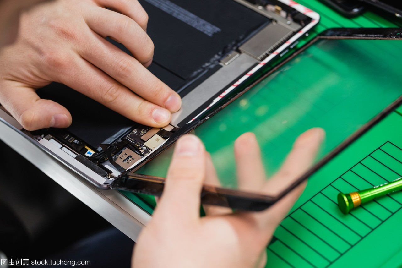 指尖上的精密 數碼平板電腦維修特寫